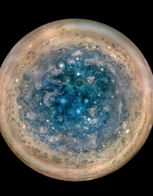 Jižní pól Jupiteru nasnímaný sondou Juno ze vzdálenosti 52 000 kilometrů. Oválné struktury jsou cyklóny o průměru až 1000 kilometrů. K vytvoření snímku posloužily fotky ze tří různých oběhů, abychom viděli všechny oblasti v denním světle. Barvy jsou zvýrazněné a je použita stereografická projekce.