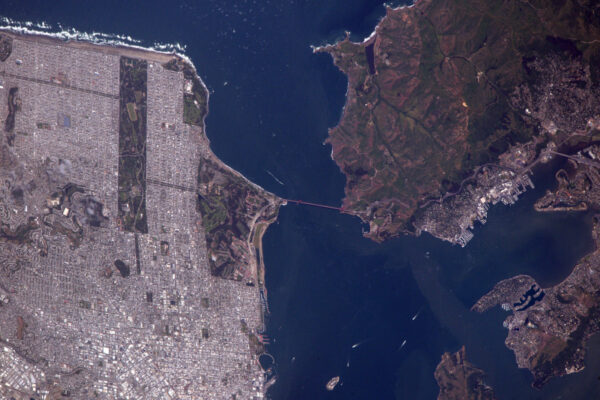 (1/2) Most Golden Gate v zálivu. Je červený, ne zlatý, avšak úžina byla pojmenována podle zlaté horečky.