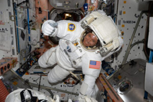 Není úplně běžné vidět astronauta ve skafandru uvnitř ISS! Ověřili jsme, že Jacku Fisherovi (2fish) padne, takže je vše připraveno na pátek, kdy společně s Peggy půjde ven. Využil této příležitosti a vydal se prozkoumat interiér! Myslím si, že tohle je první IVA (Intra-Vehicular Activity) v historii programu ISS!