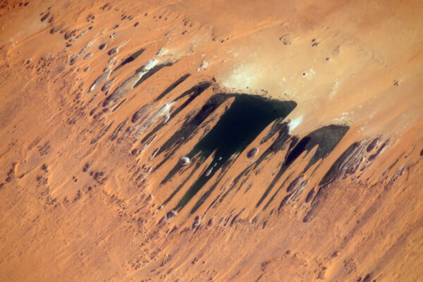 Neuvěřitelné pouštní umění. Jak je v Africe zvykem, krajina je tak rozlehlá a odlišná, že si nejsem jistý, na co se dívám, když fotím.