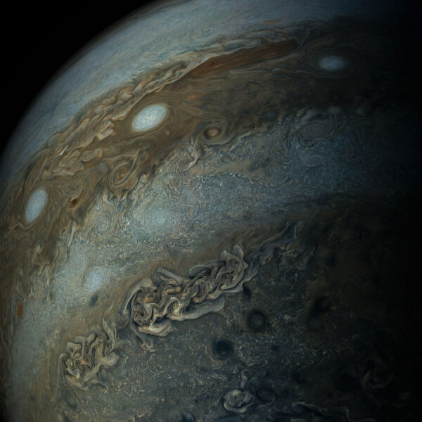 Zpracovaný snímek Jupiteru ze zatím posledního průletu (pátého vědeckého a celkově šestého), který proběhl v květnu.