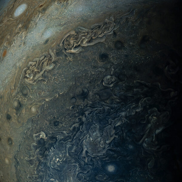 Fantastický pohled na Jupiter ze zatím posledního průletu (pátého vědeckého a celkově šestého), který proběhl v květnu.