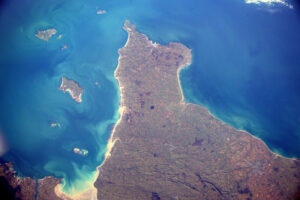 Pohled na Cotentin a Caen s Normánskými ostrovy vlevo.
