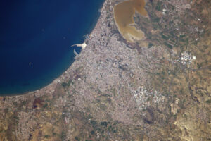 Město Larnaca. Zde je umístěno hlavní letiště Kypru ;)