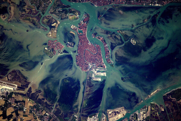 Když umění podporuje vědu. Benátky jsou jedním z mnoha měst, které bude zasaženo stoupající hladinou moří.
