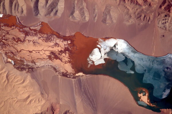 Pestrobarevné jezero ve velké nadmořské výšce v odlehlých východních krajinách Číny.