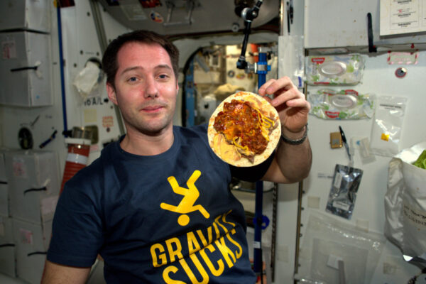 Gravitace je na nic, zvláště pokud jde o jídlo: je tak snadné jen tak poletovat s jídlem!
