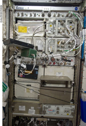 Rack na ISS naplněný nejrůznějšími přístroji.