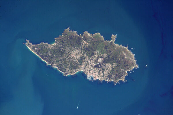 Île d'Yeu se svými dvěma přístavy, které jsou známé pro lov tuňáků a humrů.