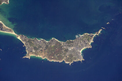 Nádherný poloostrov Quiberon, populární turistická destinace.