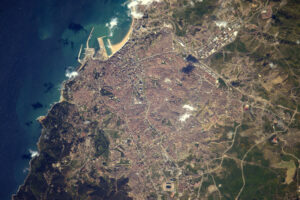 Tangier severně od Maroka. Vypadá to, jako byste odtamtud kamenem dohodili do Španělska.