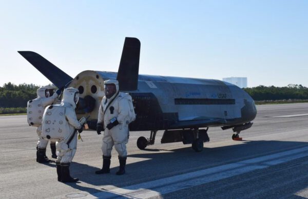 X-37B po přistání na Floridě.