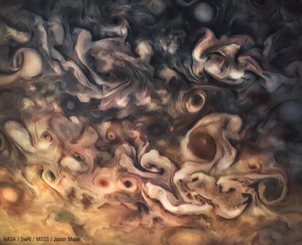 Jeden z prvních zpracovaných snímků z květnového průletu sondy Juno nejnižším bodem dráhy.