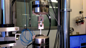 Zkoušky pevnosti v tahu byly součástí testování materiálu z uhlíkových nanotrubiček.