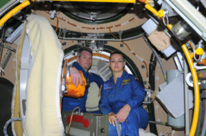 Ruští kosmonauti při prohlídce Nauky 2.-4.dubna 2013. V této době se Samokuťájev a Serovová připravovali na práci v novém modulu.