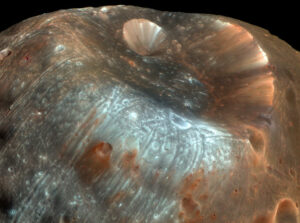 Kráter Stickney. Zdroj NASA/JPL-Caltech/University of Arizona