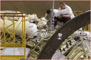 Rok 2013 - snaha o záchranu Nauky nekončí. Bílý válec vlevo za plošinou je jedna z šestice nádrží, které rozhodnou o dalším osudu modulu.