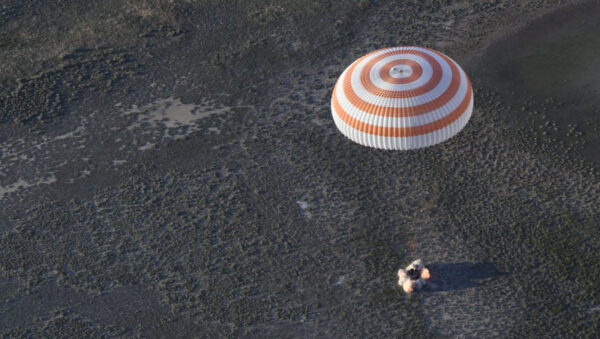 Okamžik přistání Sojuzu, kdy se jen pár metrů nad zemí zažehnou brzdící motory, které vždy zvíří velké množství prachu a zmírní tvrdý náraz na zemi.