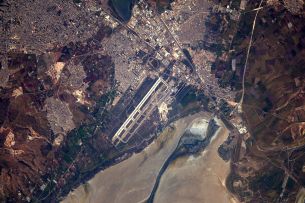 Letiště alžírského města Oran leží mezí solným jezerem a městem samotným.