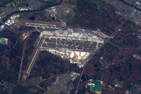 Frankfurtské letiště (EDDF/FRA). Astronauti ESA jej znají velice dobře, je to naše hlavní křižovatka pro cestování po celém světě. Všimněte si obřích Airbusů A380!