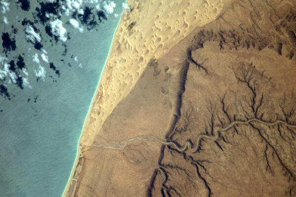 Oblaka, voda, písek. Poetický obraz Ománu.