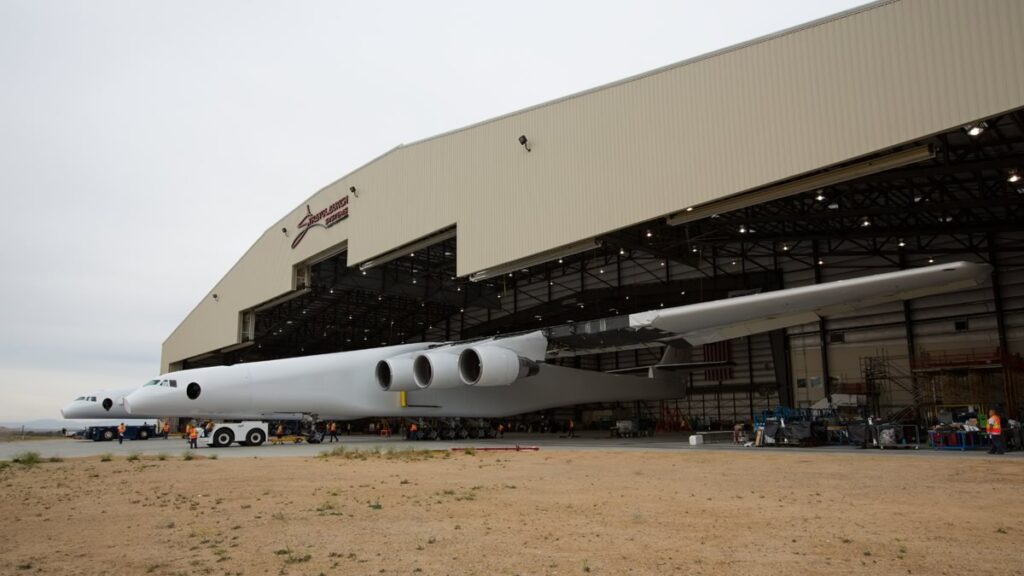 Historicky první vývoz letounu Stratolaunch z montážního hangáru.