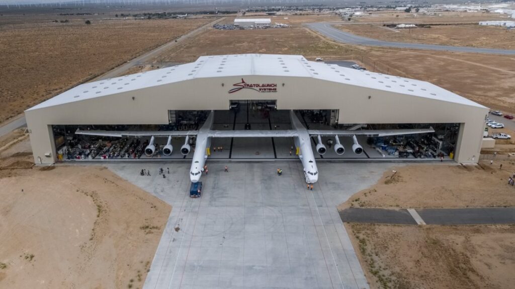 Historicky první vývoz letounu Stratolaunch z montážního hangáru.