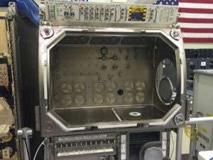 Inženýrský model MSG (Microgravity Science Glovebox) v Marshallově středisku.
