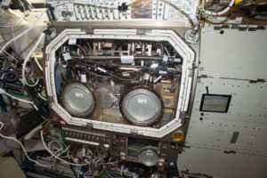 Glovebox na ISS s novým předním rámem a oknem.