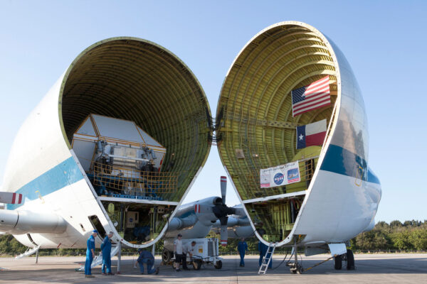 Návratová kabina Orionu pro strukturální zkoušky dorazila na Buckley Air Force Base u Denveru v ochranném kontejneru na palubě letounu Super Guppy.