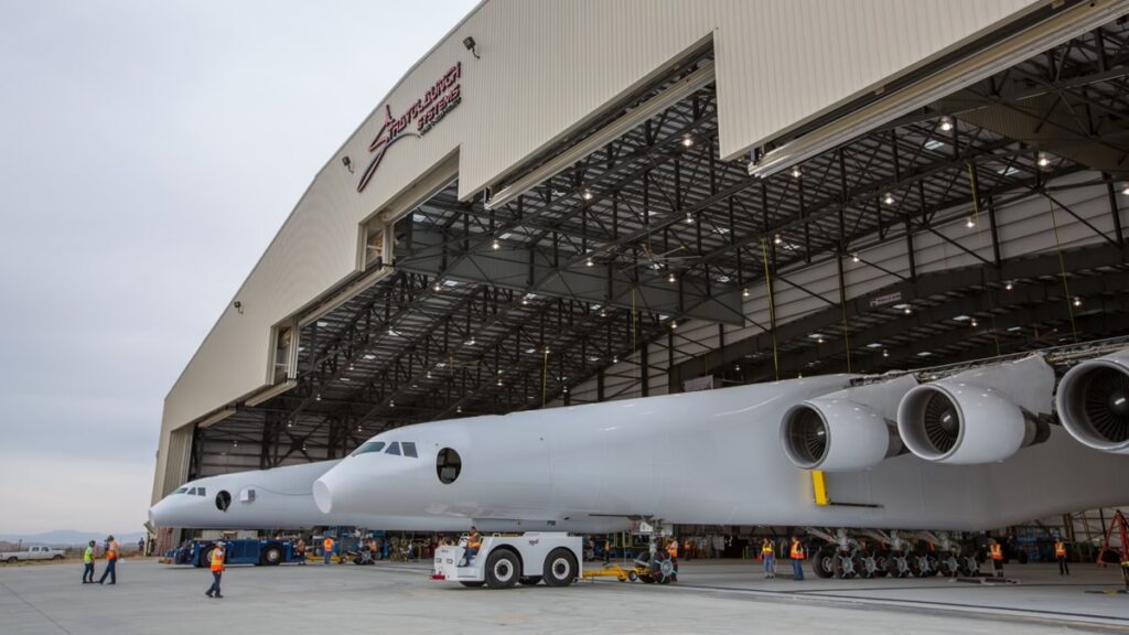 Historicky první vývoz letounu Stratolaunch z montážního hangáru.