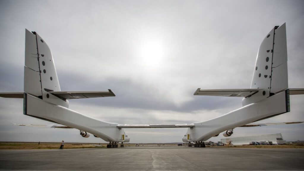 Historicky první vývoz letounu Stratolaunch z montážního hangáru.