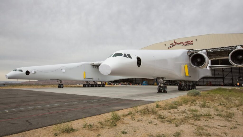 Historicky první vývoz letounu Stratolaunch z montážního hangáru.