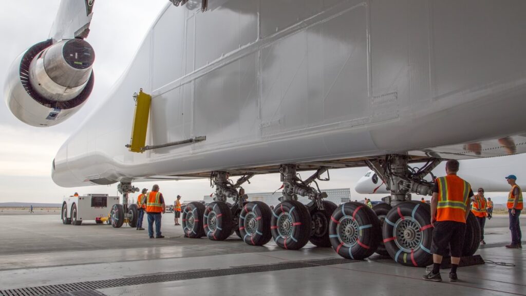 Historicky první vývoz letounu Stratolaunch z montážního hangáru.