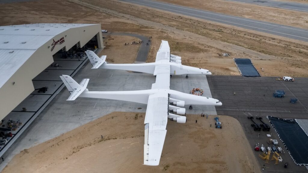 Historicky první vývoz letounu Stratolaunch z montážního hangáru.