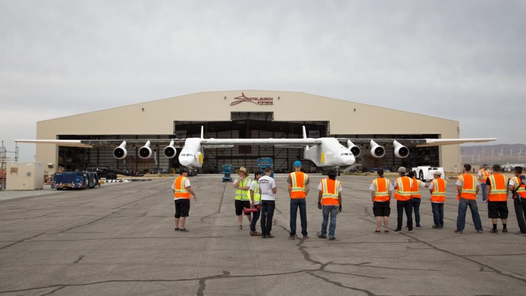 Historicky první vývoz letounu Stratolaunch z montážního hangáru.