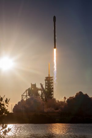 Falcon 9 vynáší Intelsat 35e Zdroj: Flickr SpaceX