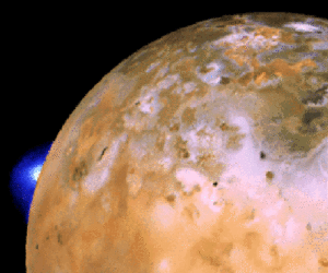 Erupce na Io vyfocená Voyagerem 2.