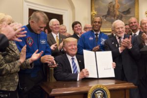 Donald Trump zakládá Národní radu pro kosmonautiku 