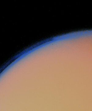 Na snímcích z Voyageru 1 vidíme hustou oblačnost kryjící titan. Měření ostatními přístroji však ukázala, jak je tento měsíc zajímavý.