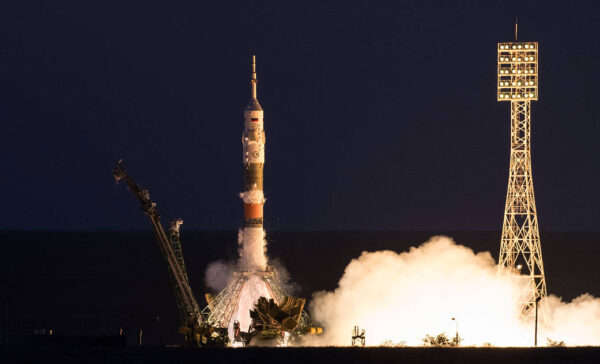 Sojuz FG se zvedá k obloze s kosmickou lodí Sojuz MS-05