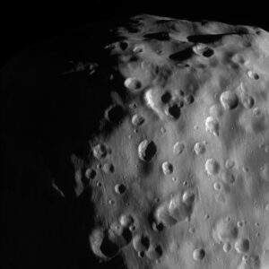 Měsíc Epimetheus vyfocený sondou Cassini 21. února letošního roku.