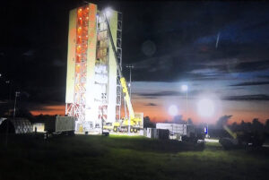 Sestavování rakety Minotaur-4 na floridské rampě 46.