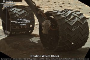 Kola vozítka Curiosity z 27. srpna