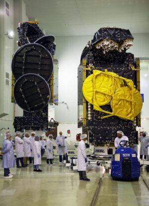 Na Bajkonuru se připravují ke startu dvě družice - Amazonas-5 je na této fotce napravo.