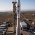 Atlas V 541 čeká na kalifornském kosmodromu na start mise NROL-42.