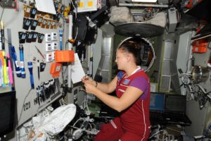 Na obrázku je dobře patrný „vědecký koutek“ v modulu Zvezda (Hvězda), v kterém právě pracuje palubní inženýr 41 expedice Jelena Serovová.