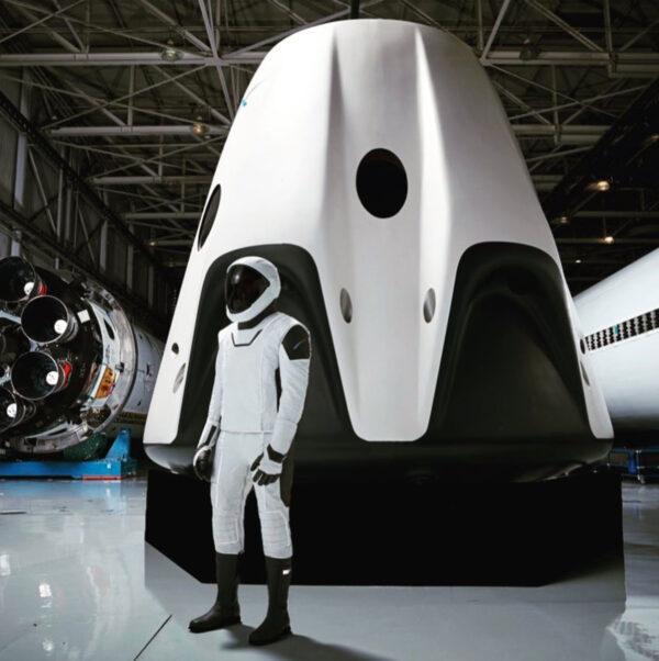 Celý skafandr v podání SpaceX - v pozadí loď Dragon 2.