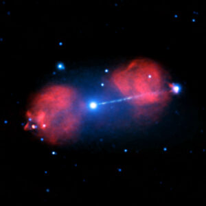 Aktivní galaxie Pictor A zobrazená v rentgenovém záření (modré) a na rádiových vlnách (červeně). Velice pěkně je vidět výtrysk hmoty z centrální supermasivní černé díry.