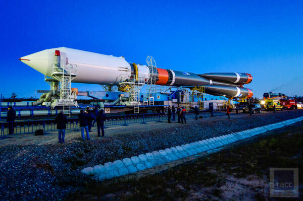 Ranní vývoz Sojuzu 2 na rampu.